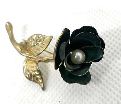 Prendedor de solapa rosa esmalte verde oscuro mate tono dorado con centro de perlas de imitación Foto 1 de 4
