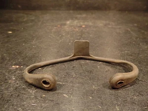 1976 KAWASAKI Z1900 Z1 900 GAS TANK REAR STRAP - Picture 1 of 3