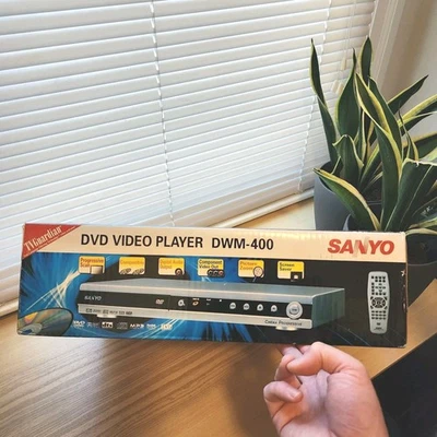 Reproductor de DVD de colección Sanyo TV Guardian DWM 400 con audio MP3 remoto - NUEVO NOS Foto 1 de 4