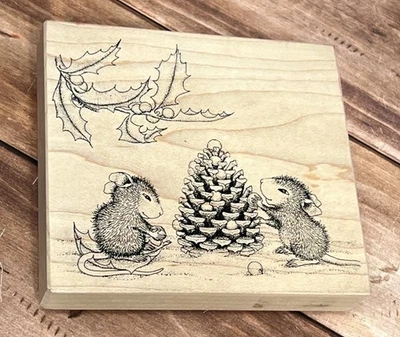 HOUSE MOUSE C12 1997 DECORACIÓN CONO DE PINO MONTADO EN MADERA SELLO DE GOMA STAMPA ROSA Foto 1 de 4