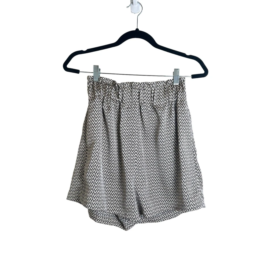 Pantalones cortos de tiro alto H&M para mujer negros beige con patrón de follaje satinado talla 6 Foto 1 de 4
