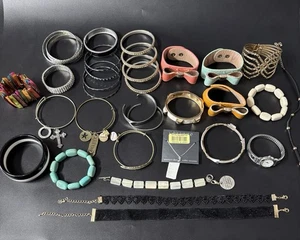 Lotto di 32 bigiotteria costume di collana, orologio e bracciali ispirazione moda - Foto 1 di 16