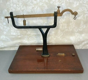 Antike Waage auf Holzständer mit Messing Gewichtemacher? Wasserwaage - Bild 1 von 12