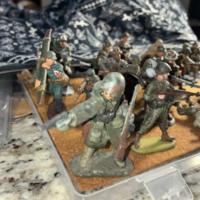 Hombres del ejército pintados a mano Foto 1 de 4