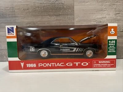 Modelo de coche Pontiac GTO 1966 edición 7-eleven hecho por New Ray escala 1/25 negro Foto 1 de 4