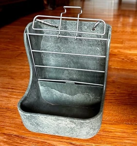 Papelera de comida/alimentador/dispensador de heno gris Kaytee con cerraduras rápidas para animales pequeños - Imagen 1 de 2