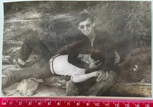 Coppia affettuosa uomini che abbracciano bei giovani ragazzi interesse gay foto d'epoca - Foto 1 di 2