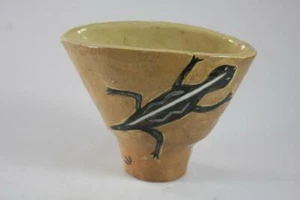 AUSTRALIA POTTERY HAND PAINTED ROUNG VASE LIZARD scene signed - Picture 1 of 9