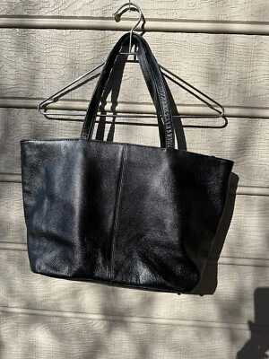 Cartera de mano Onna Ehrlich negra con doble asa de hombro Foto 1 de 2