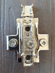 (4) Placas de montaje de bisagra de gabinete ajustables europeas GRASS #6034 - Imagen 1 de 3