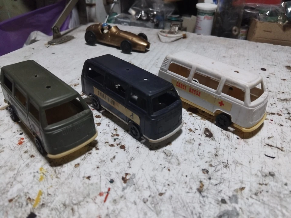 Grisoni lotto 3 furgoni Volkswagen T2 in plastica 1/60  - Immagine 1 di 4