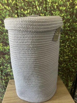 Colonial Mills 18 pulgadas x 18 pulgadas. x 30 pulgadas. Cesta de lana mezclada amatista con tapa Foto 1 de 4