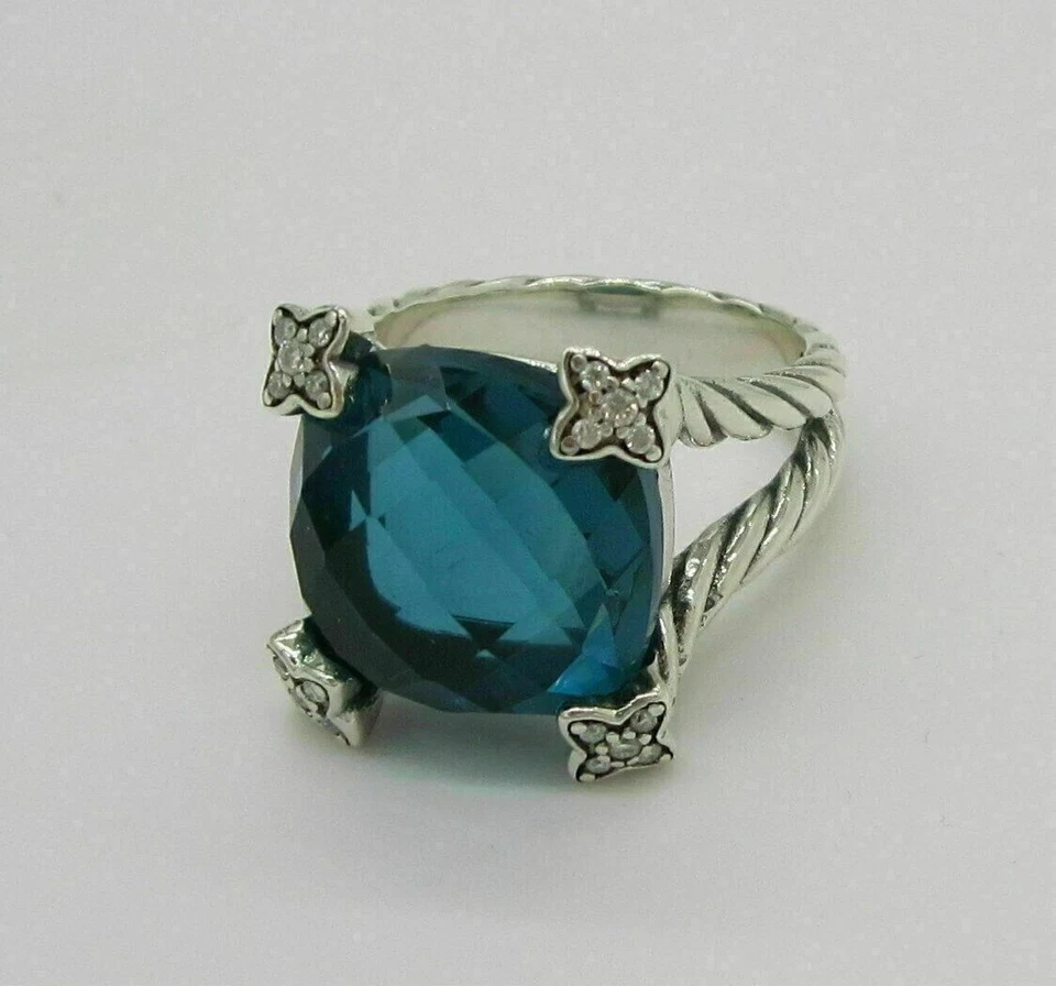 Anillo de compromiso solitario de zafiro azul creado en laboratorio de 3 quilates acabado en oro blanco de 14 quilates Foto 1 de 1