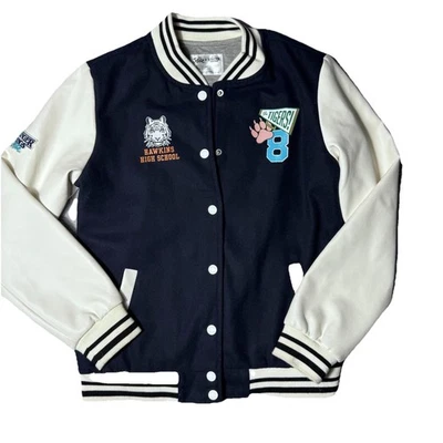 JAQUETA DE BEISEBOL JUSTICE x STRANGER THINGS HAWKINS HIGH SCHOOL GIRLS 12/14 - Imagem 1 de 4