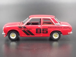 Modello Auto Diecast DATSUN 510 BLUEBIRD RAYDADDY 2 Porte Scala 1:64 1967-1973 - Foto 1 di 8