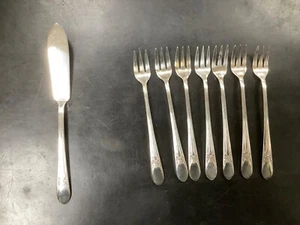 WM Rogers vintage Beloved set di 7 forchette da cocktail e coltello da burro - Foto 1 di 6