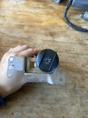 Interruptor de faros Ford F-150 F-250 F-350 Bronco 92 93 94 95 96 97 2008 Foto 1 de 4