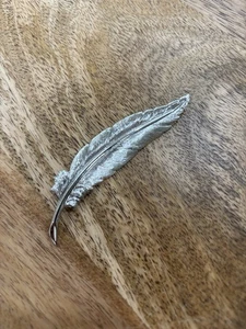 Broche prendedor vintage MONET texturizado y brillante tono plata HOJA DE PLUMAS 3,25 pulgadas - Imagen 1 de 4