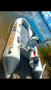 bateau et moteur avec accessoires rames à pagaie, siège 2500€ - Photo 1 sur 2