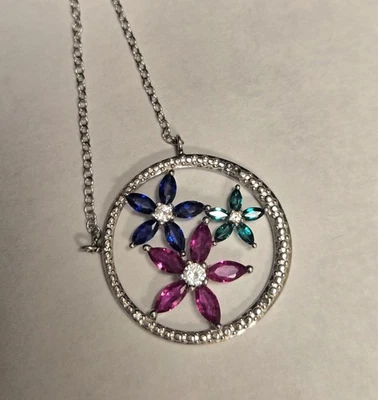 Collar de plata de ley con círculo de diamantes y gemas creadas en laboratorio con flores Foto 1 de 4