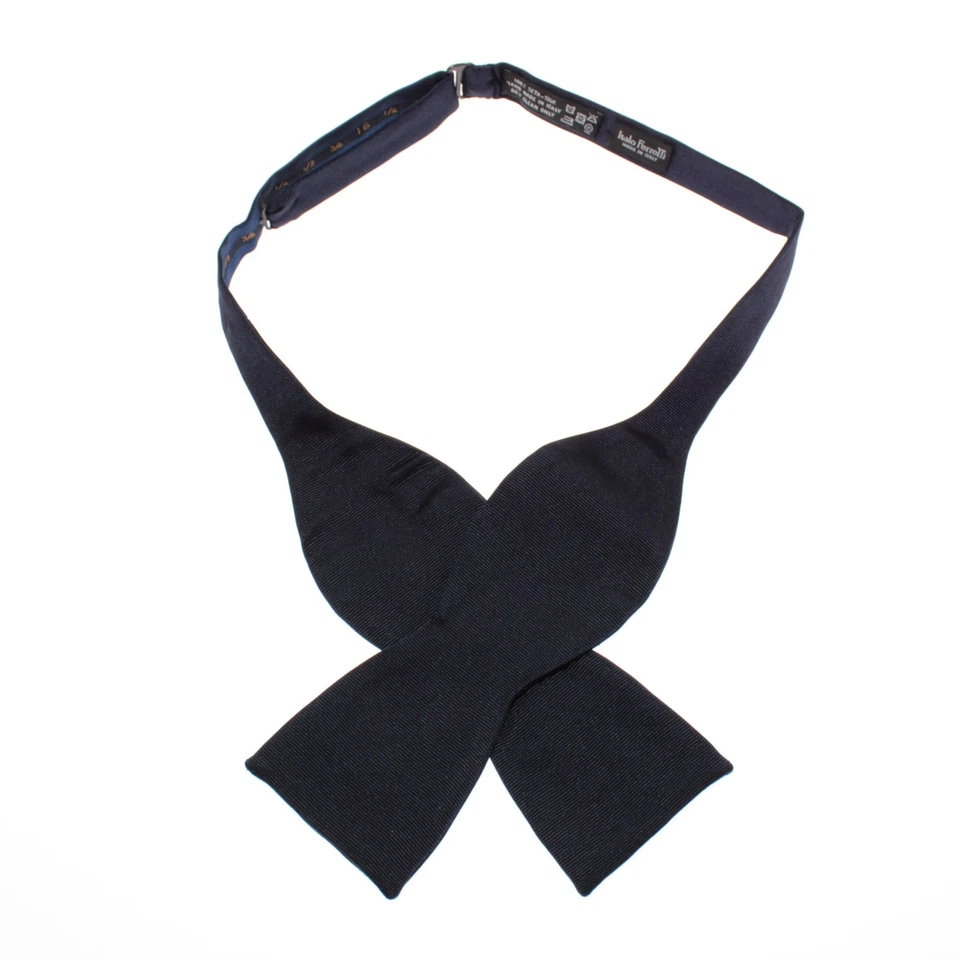 Pajarita Italo Ferretti NWD con corbata automática tamaño ajustable en sarga azul marino lisa seda Foto 1 de 4