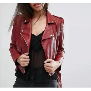 Rote Moto Jacke für Damen Urban Trendy Elegant Vegan Leder Gürtel Asymmetrisch - Bild 1 von 16