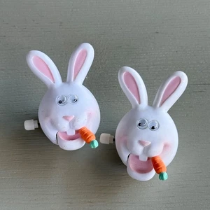Lotto 2 Spille da bavero vintage Hallmark coniglietto pasquale coniglio avvolgibile novità plastica - Foto 1 di 7