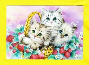Cartolina moderna Gattini in un cesto di fragole Artista Kayomi Harai - Foto 1 di 2