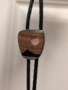 SELTENE Vintage Bolokrawatte Himmel West Holz Messing Berg Nachthimmel Mond Ureinwohner - Bild 1 von 10