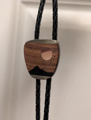 RARA Corbata Bolo Nativa Cielo Oeste Madera Latón Montaña Cielo Nocturno Luna De Colección Foto 1 de 4