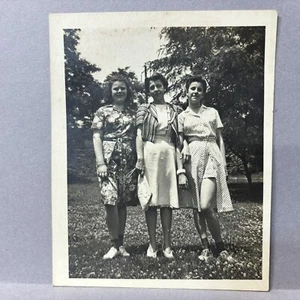 Vintage Found Photo Beautiful Three Women Outside Standing In Flowers 1950-60s - Picture 1 of 2