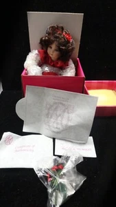 Marie Osmond American Classic Rose Bud Tiny Tot Porzellan Puppe NEU NIE BENUTZT - Bild 1 von 10