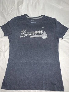 Womens Nike Slim Fit Atlanta Braves Tee Silver Graphic Blue Tee Sz L Bin 11 - Picture 1 of 4