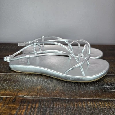 Sandálias femininas Olukai Waiau tamanho 11 chinelo tiras de couro prata - Imagem 1 de 4
