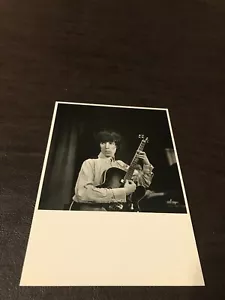 CARTOLINA NUOVA 6X4 MUSICA NON AFFRANCATA - BILL WYMAN....SLOT 147 - Foto 1 di 2