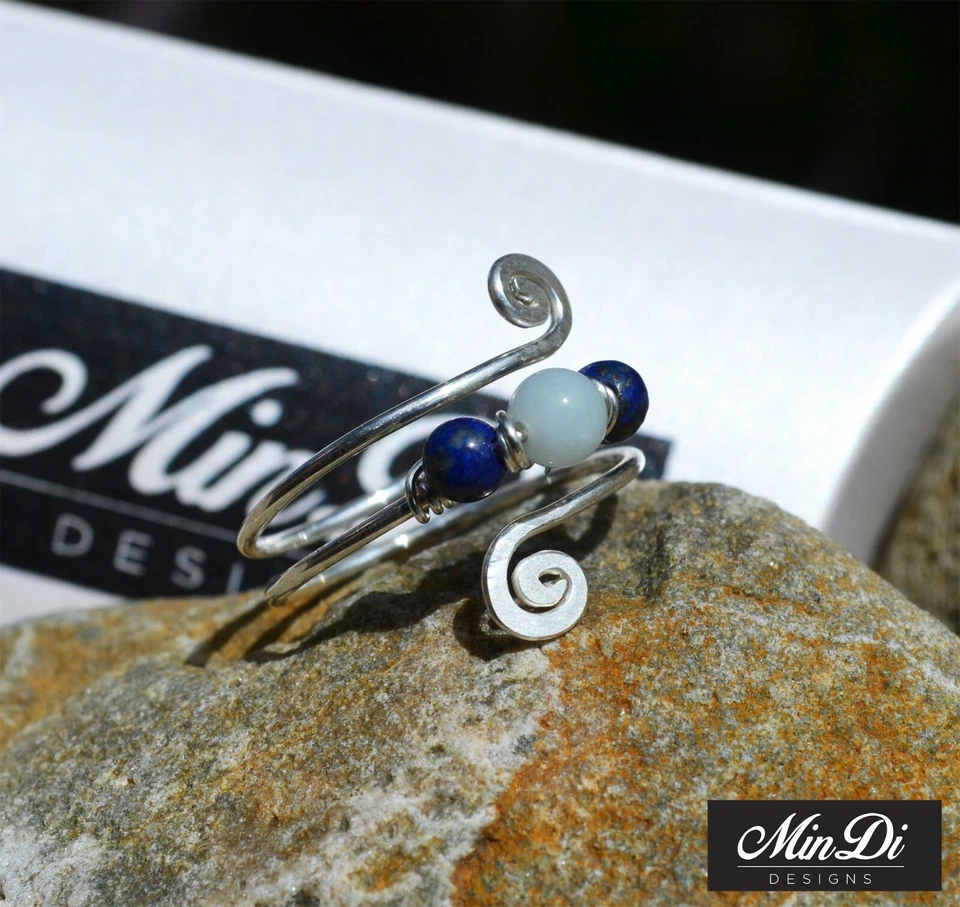 Anello a filo regolabile in argento sterling fatto a mano con lapislazzuli e ... - Immagine 1 di 4