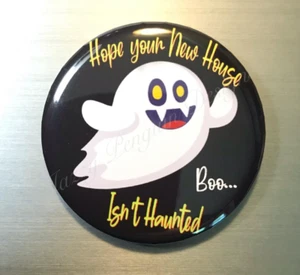 Haunted House Ghost 2.25” Pin Botón Nuevo Hogar Inauguración Regalo Mordaza Halloween - Imagen 1 de 1