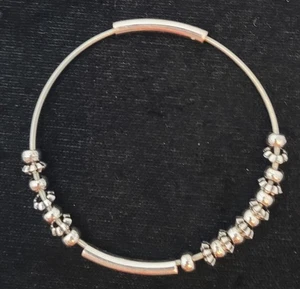 Brazalete elástico tono plata cuentas tono plata elástico envuelto en metal Preppy Boho - Imagen 1 de 6