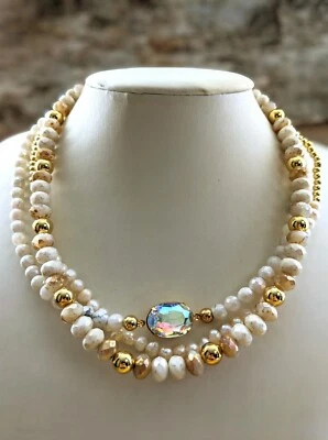 Collar chapado en oro con piedra lunar mística blanca, perlas naturales y vidrio en hilo Foto 1 de 4