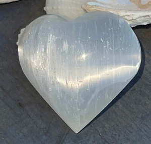 Lovely Moroccan Selenite Crystal Polished Heart Stone Chakra 23g Reiki Healing - Picture 1 of 9