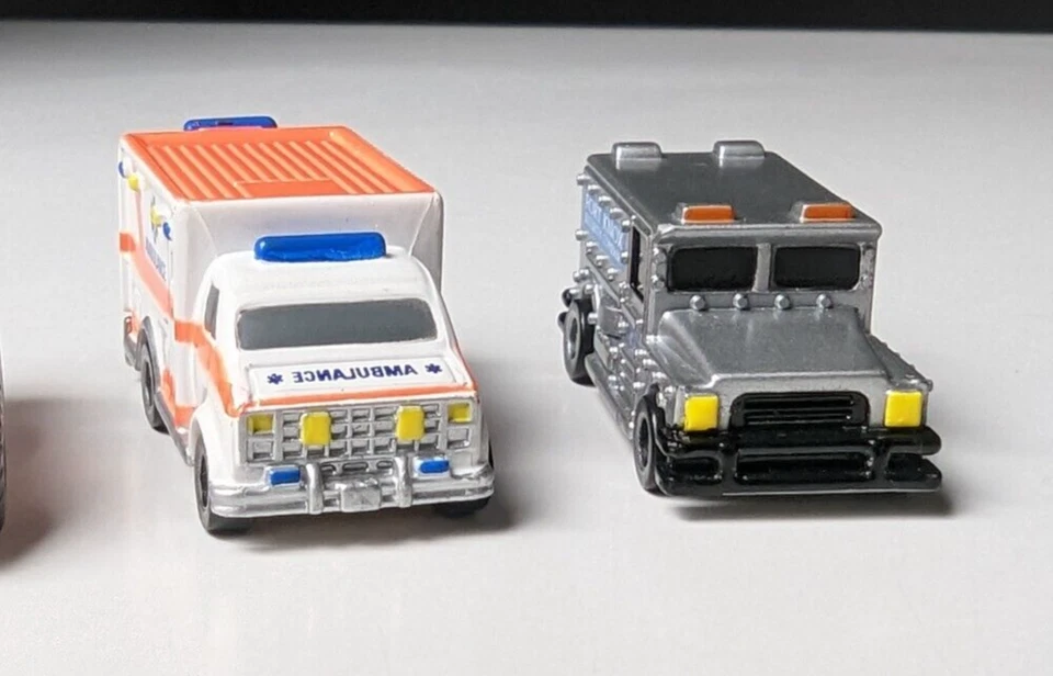 Hot Wheels Micro Machines 1997 ambulancia Mattel y camión blindado puertas traseras abiertas Foto 1 de 4