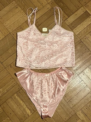 De Colección Victoria's Secret Etiqueta Dorada Rosa Satén Encaje Lencería Cami Pantalones Cortos Conjunto de PJ NUEVO Foto 1 de 4