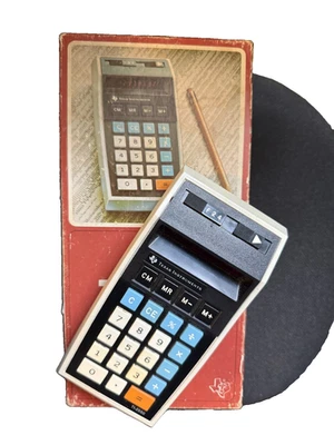 Texas Instruments TI-2550 Calculator in Original Box. 1 LED segment not working. - Image 1 of 4