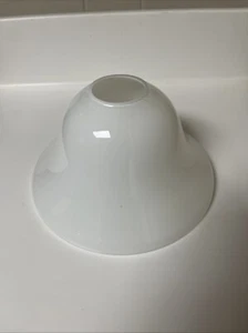 Vintage weißer Milchglas Lampenschirm mit 7 1/4" breit 4" hoch 1 1/2" Monteur - Bild 1 von 7