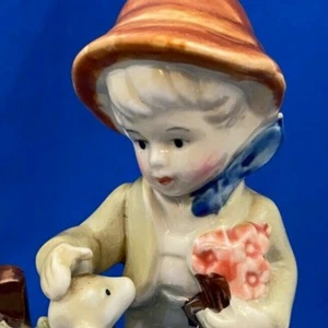 Estatuilla de cerámica vintage niño con cordero flores cerca - Imagen 1 de 7