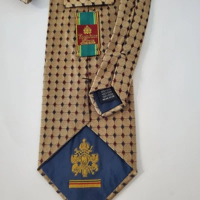 Gravata EQUESTRIAN FIRENZE 100% Seda Itália Brilhante Ouro Azul Vermelho Estampa Geo Antiga - Imagem 1 de 4