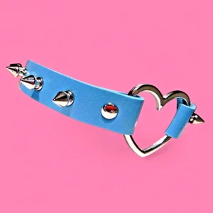 COLLAR DE ANILLO DE CORAZÓN CON PÚAS AZUL PASTEL remache plateado gargantilla punk collar vinilo R2 - Imagen 1 de 4