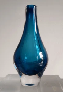 VINTAGE MCM KOSTA MONICA MORALES SCHILDT SMALL BLUE GLASS VASE - Picture 1 of 4