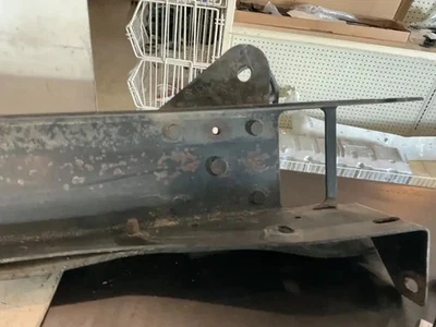 Soporte de soporte de radiador Freightliner Foto 1 de 4