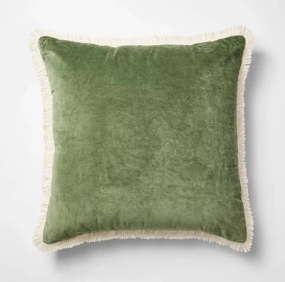 Almohada cuadrada de terciopelo liso de gran tamaño con flecos verde militar - umbral Foto 1 de 4